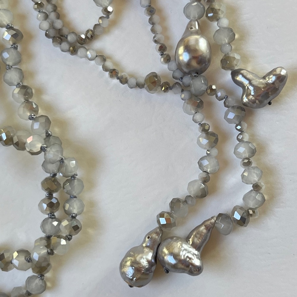 NEIMAN MARCUS Necklace Grey Faceted Glass Lariat - Picture 3 of 7